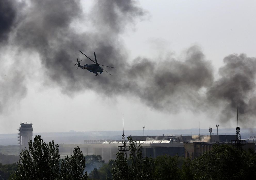Foto: Un helicóptero ucraniano MI-24 dispara contra los rebeldes atrincherados en el aeropuerto de Donétsk. (Reuters)
