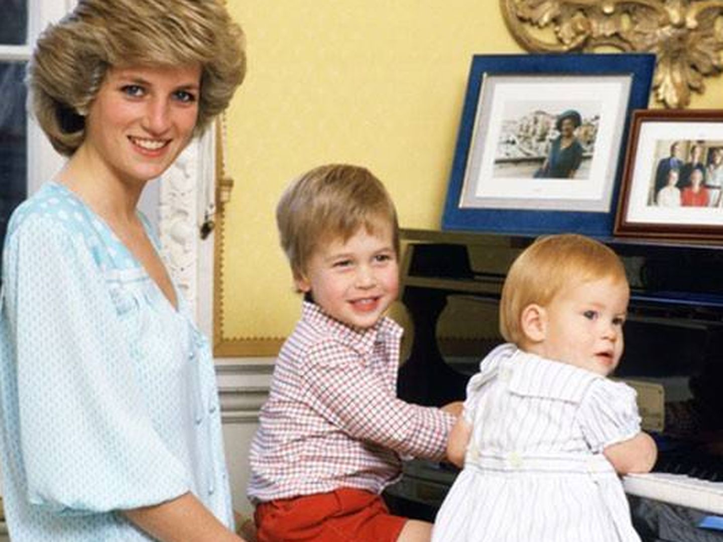 La princesa Diana de Gales, junto a sus hijos en una imagen de archivo. (Reuters)