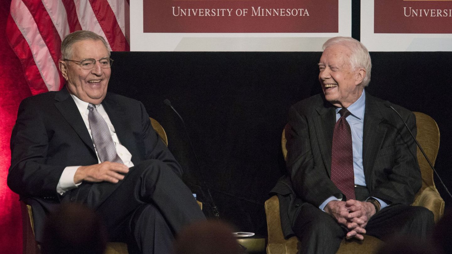 Jimmy Carter (d) con Walter Mondale (i) en 2015. (Reuters)