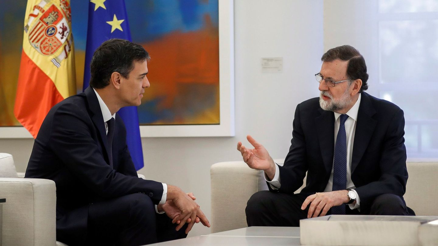 El presidente del Gobierno, Mariano Rajoy (d), y el líder del PSOE, Pedro Sánchez. (EFE)