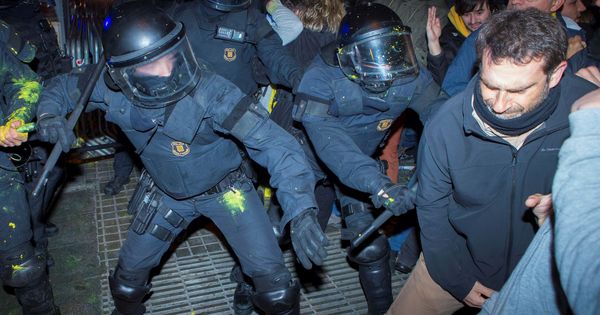 Foto: Cargas policiales en las protestas en Barcelona. (EFE)