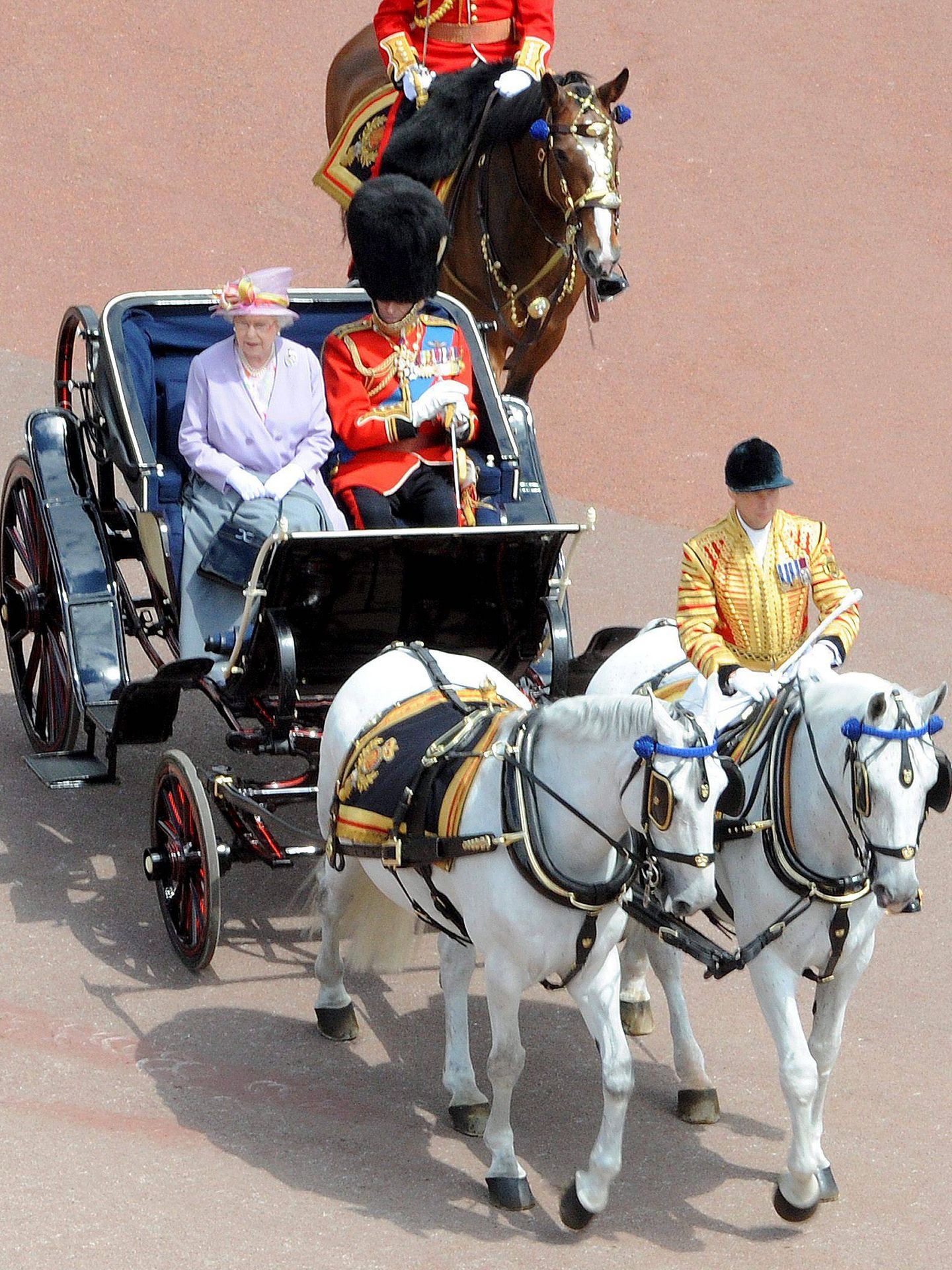 La reina Isabel II y el príncipe Felipe de Edimburgo, durante la ceremonia Trooping the Colour de 2010. (Steve Wood/EFE)