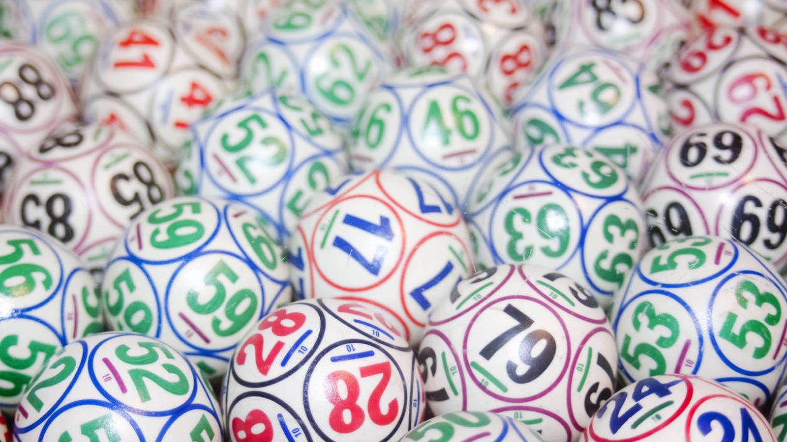 Foto: Bolas de lotería antes de un sorteo. (iStock)