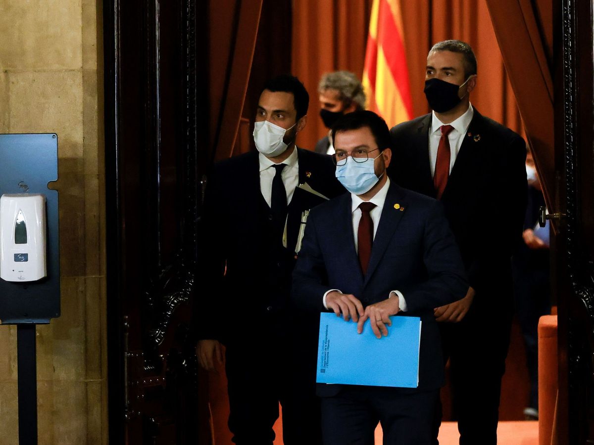 Foto: El vicepresidente de la Generalitat, Pere Aragonés (c); el presidente del Parlament, Roger Torrent (i), y el conseller de Exteriores, Bernat Solé (d). (EFE)