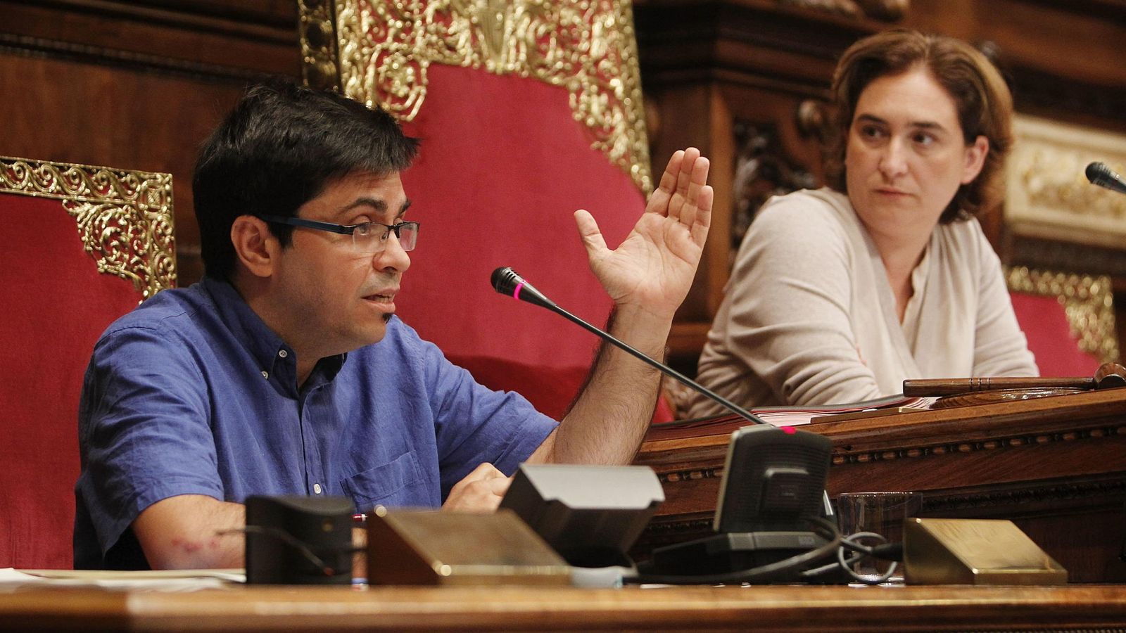 Foto: La alcaldesa de Barcelona, Ada Colau (d), escucha al primer teniente de alcalde, Gerardo Pisarello. (EFE)