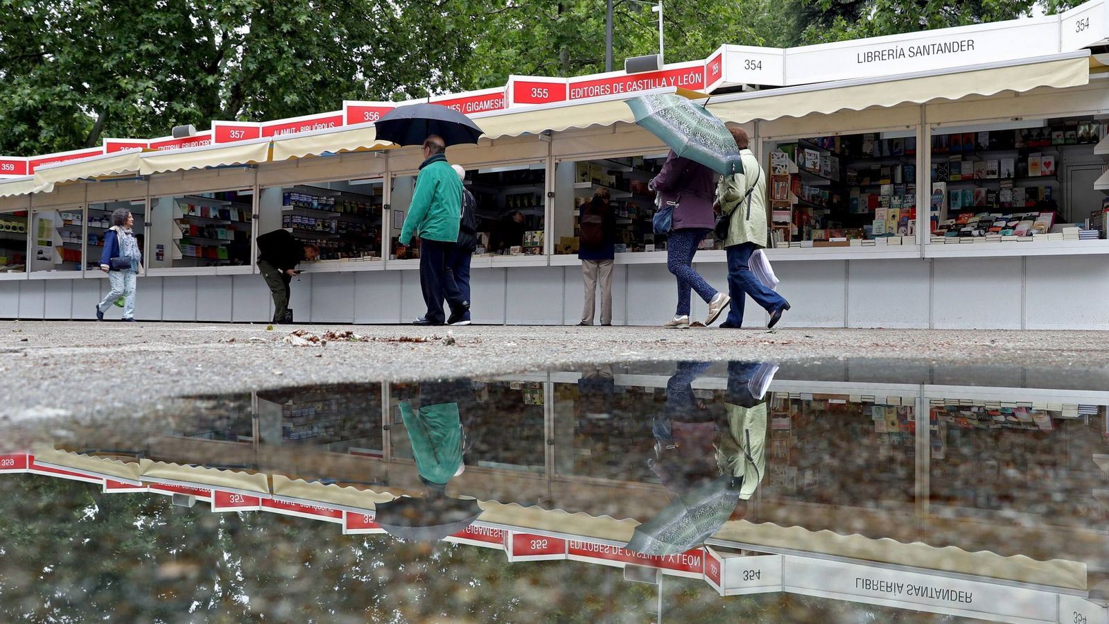 Foto: La lluvia ha recibido este viernes a la 77 edición de la Feria del Libro de Madrid. (Efe)