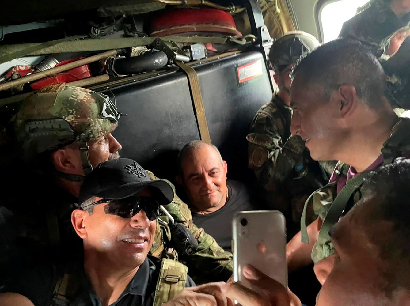 Soldados de Colombia se hacen fotos junto a Otaniel tras ser capturado. Foto: Reuters