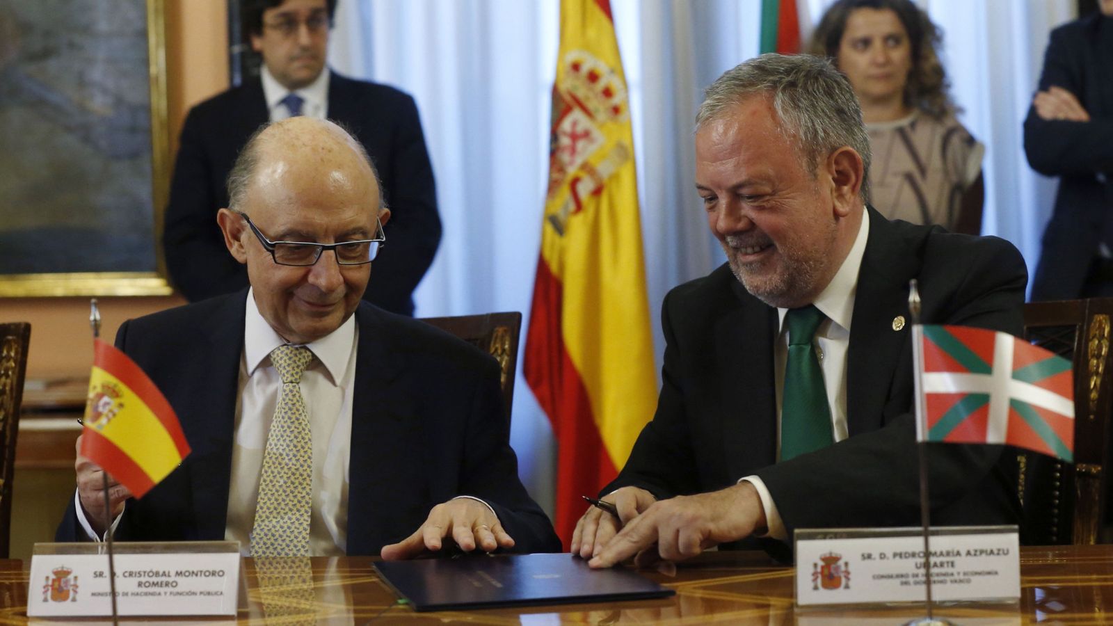 Foto: El ministro de Hacienda, Cristóbal Montoro (i), y el consejero de Hacienda y Economía vasco, Pedro Azpiazu. (EFE)