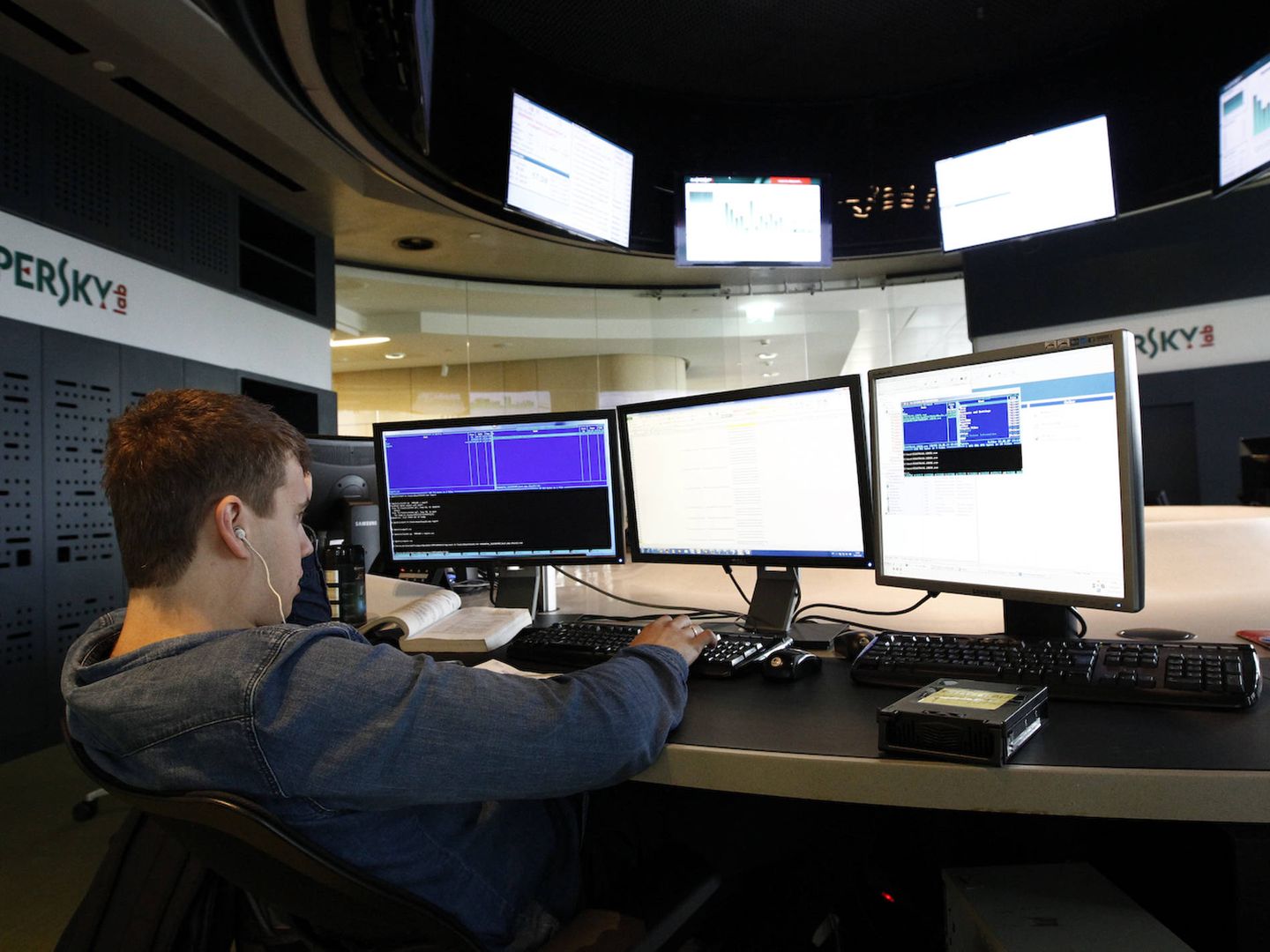 Un empleado de la firma de ciberseguridad rusa Kaspersky trabaja en su sede en Moscú. (Reuters)