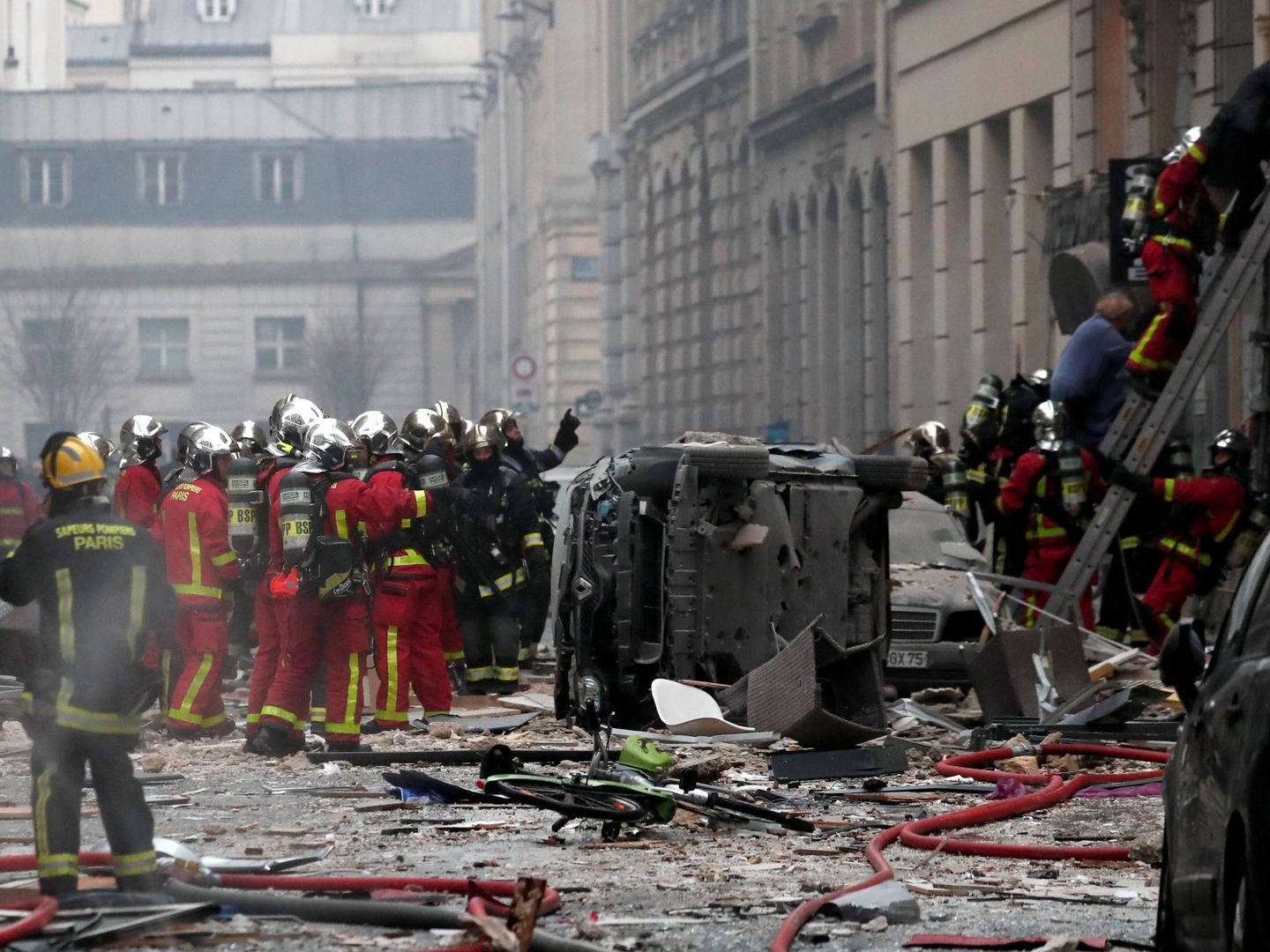 Bomberos trabajan en el lugar de la explosión, en el centro de París. (Reuters)