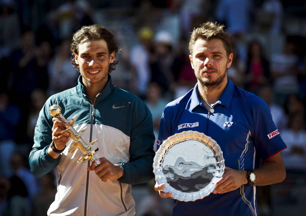 Foto: Rafael Nadal y Stanislas Wawrinka posan con los trofeos del Master Series Mutua Madrid Open 2013. (EFE)