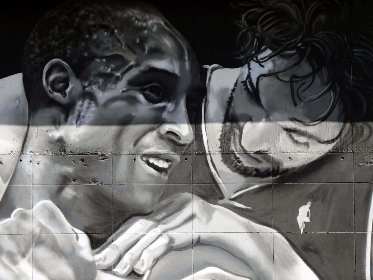Foto: Kobe y Pau, en un mural en Los Angeles. (Reuters)