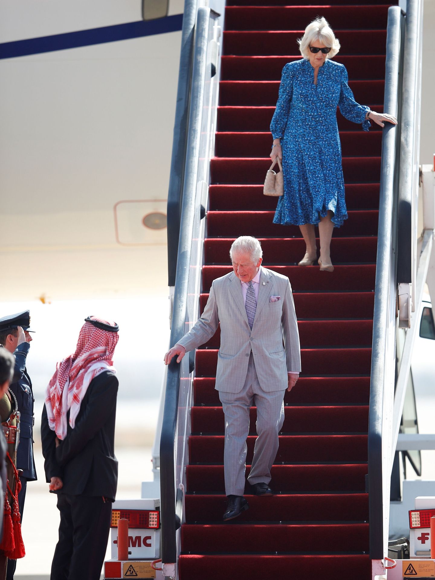 Carlos y Camilla, descendiendo del avión en el aeropuerto Reina Alia. (Reuters)
