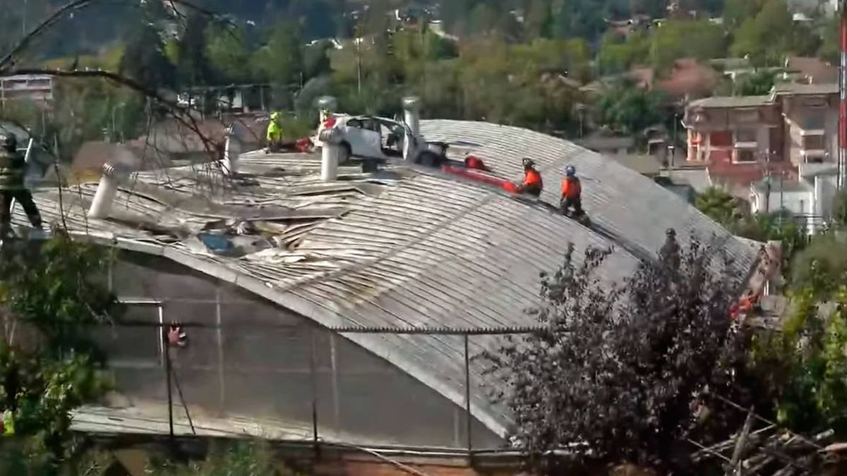 Un coche vuela 30 metros y aterriza en el tejado de un colegio en Chile