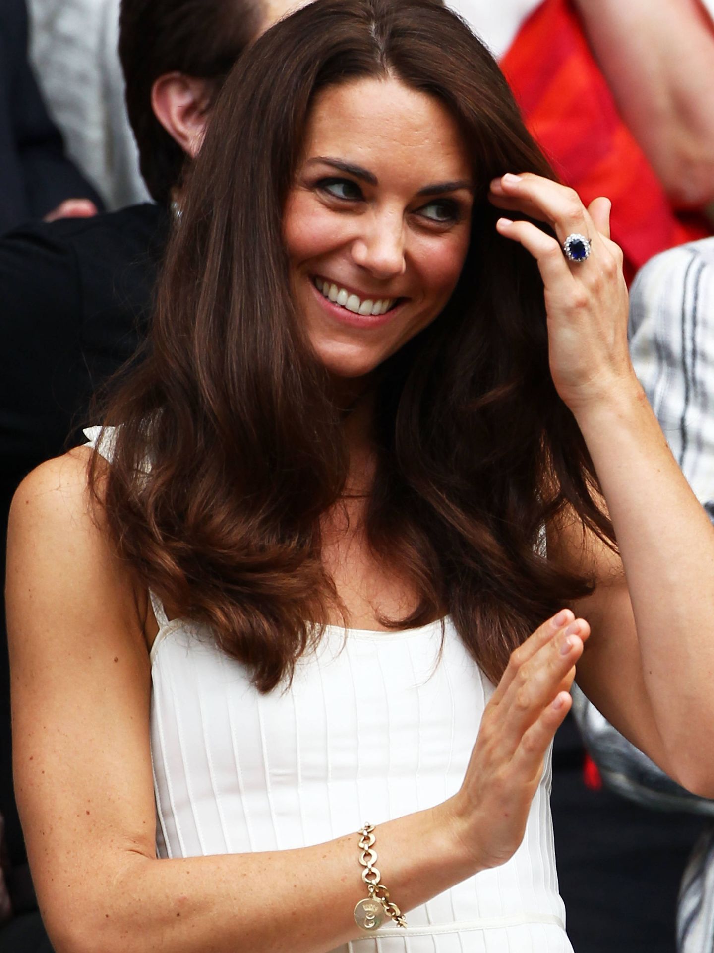 Kate Middleton, con la pulsera regalo de Camilla en 2011. (Getty)