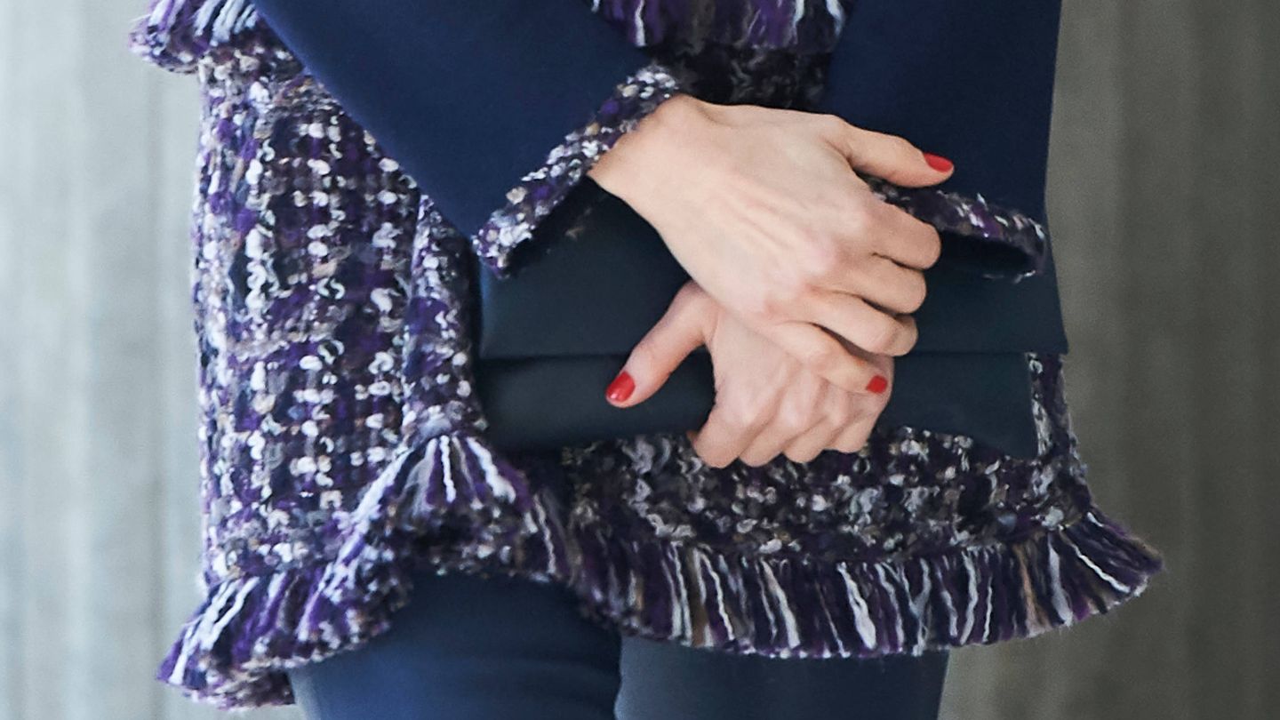  Detalle del bolso y la manicura de la Reina. (Limited Pictures)