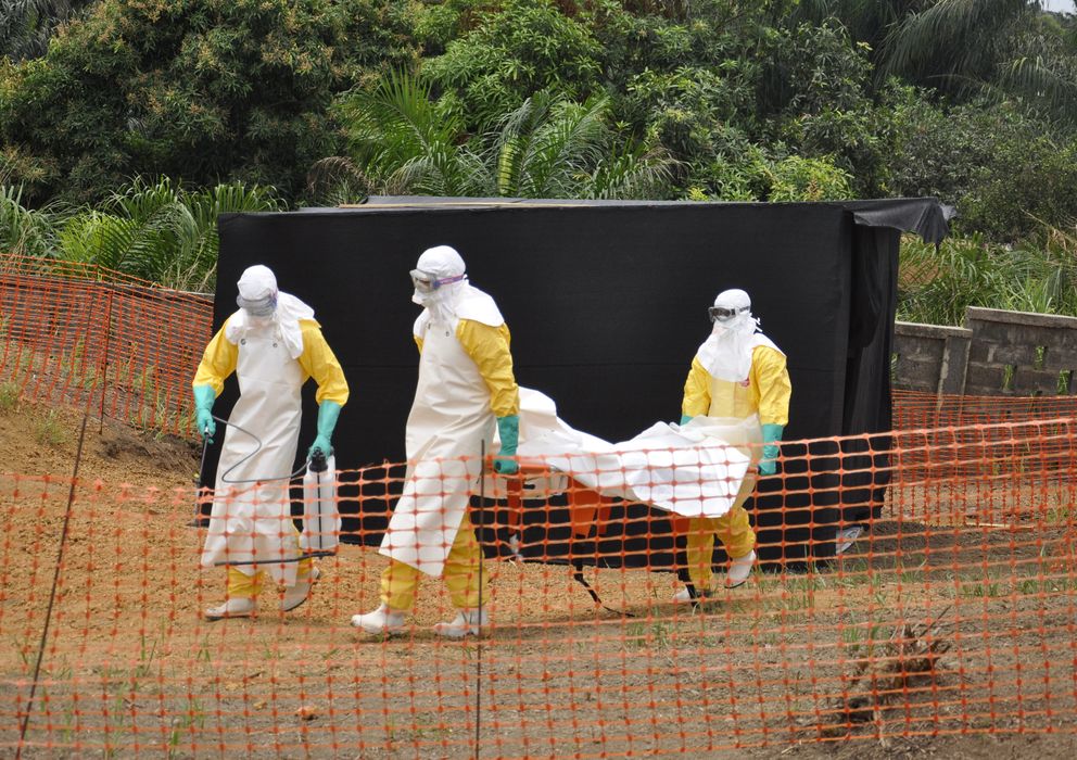 Foto: Traslado de un fallecido por ébola. (Foto: Amandine Colin/MSF)