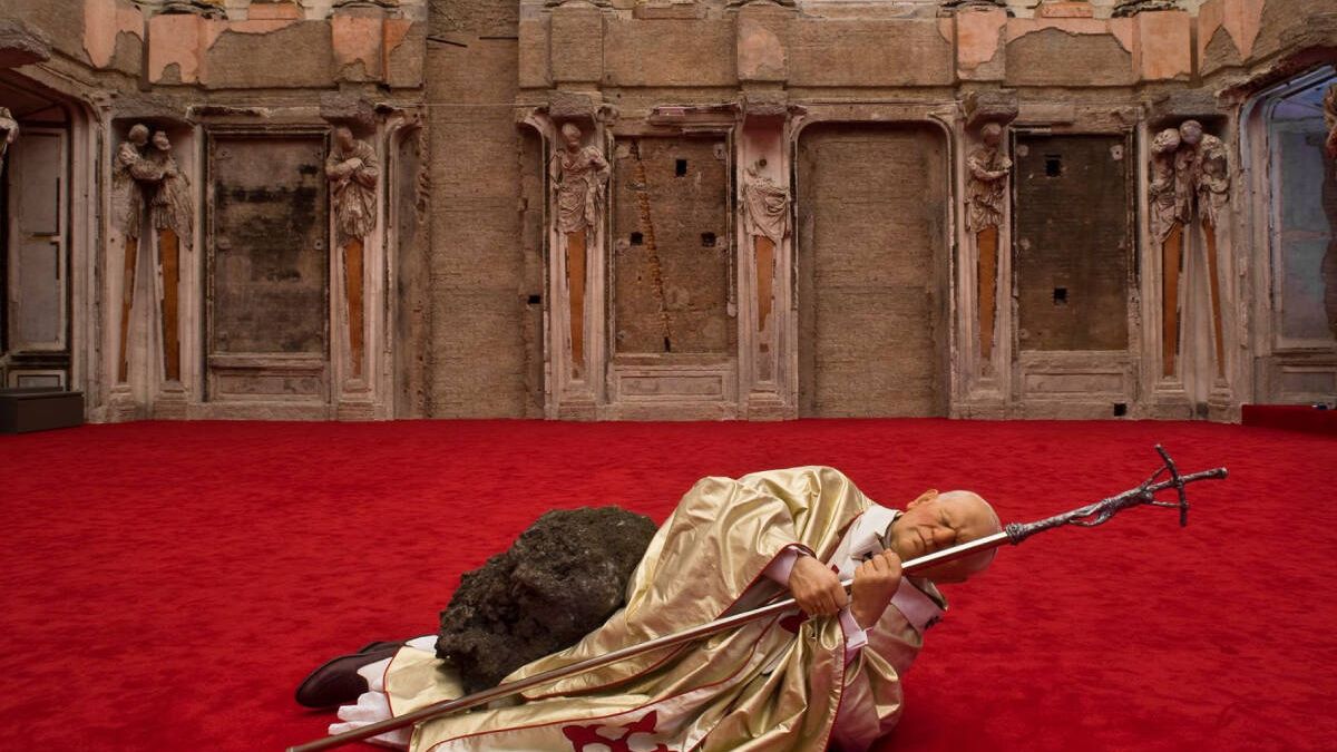 Qué hace Cattelan representando al Vaticano y otros disparates de la Santa Sede en la próxima Bienal de Venecia