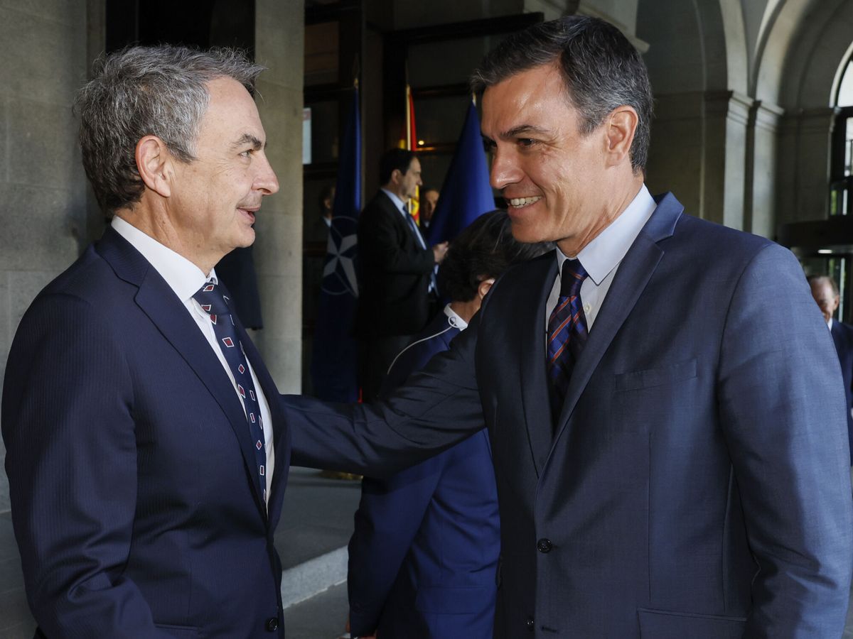 Foto: El presidente del Gobierno, Pedro Sánchez (d), saluda al expresidente José Luis Rodríguez Zapatero. (EFE/Pool/Ballesteros)