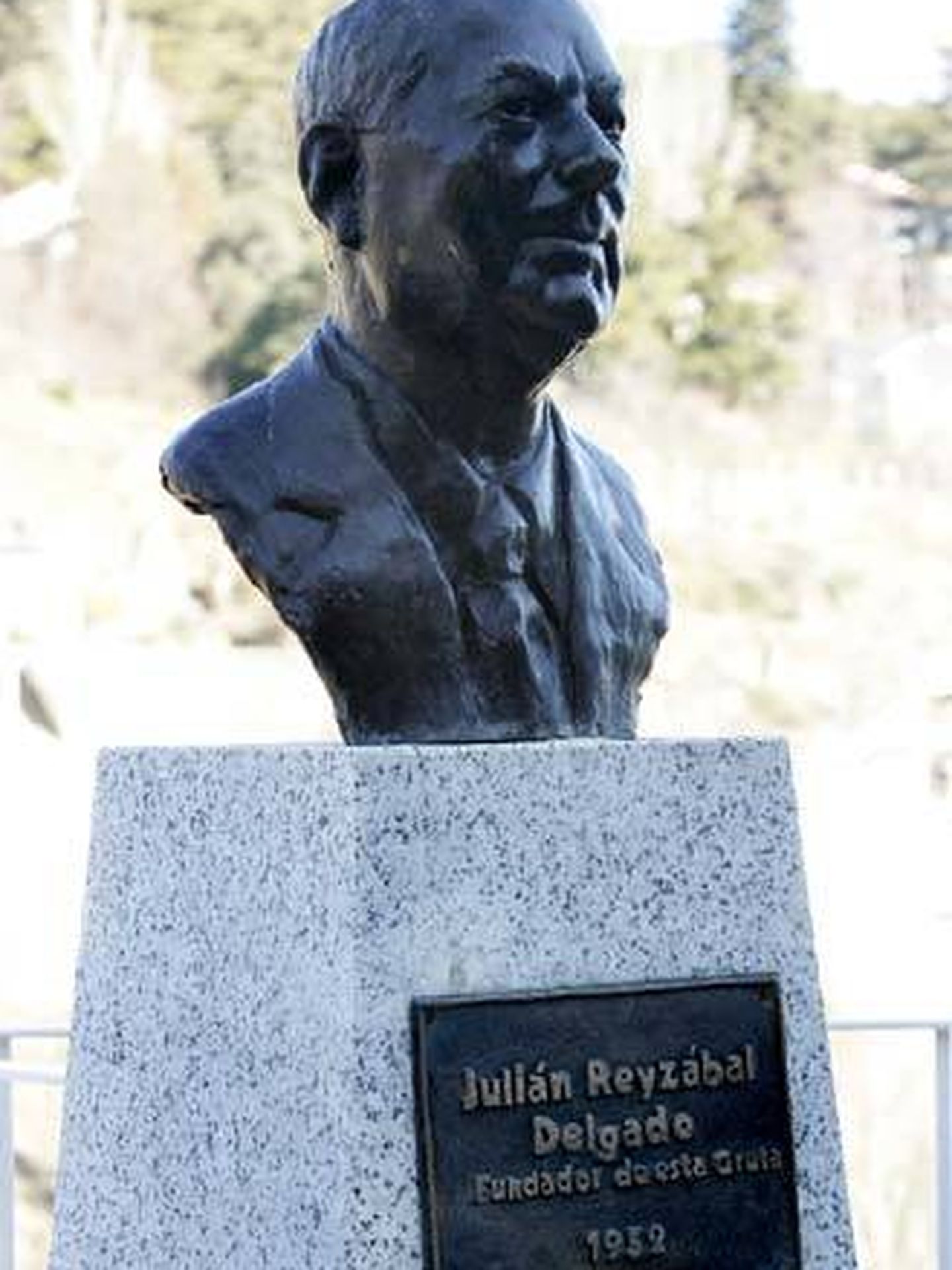 El busto de Reyzábal en la Gruta de Miraflores.