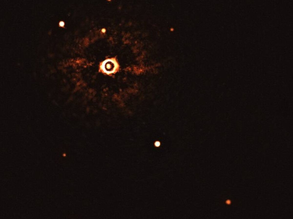 Foto: Primera imagen de un sistema planetario múltiple alrededor de una estrella de tipo solar. (ESO/Bohn et al.)