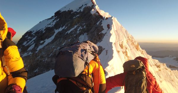 Foto: Alpinistas alcanzando la cumbre del monte Everest. (Reuters)