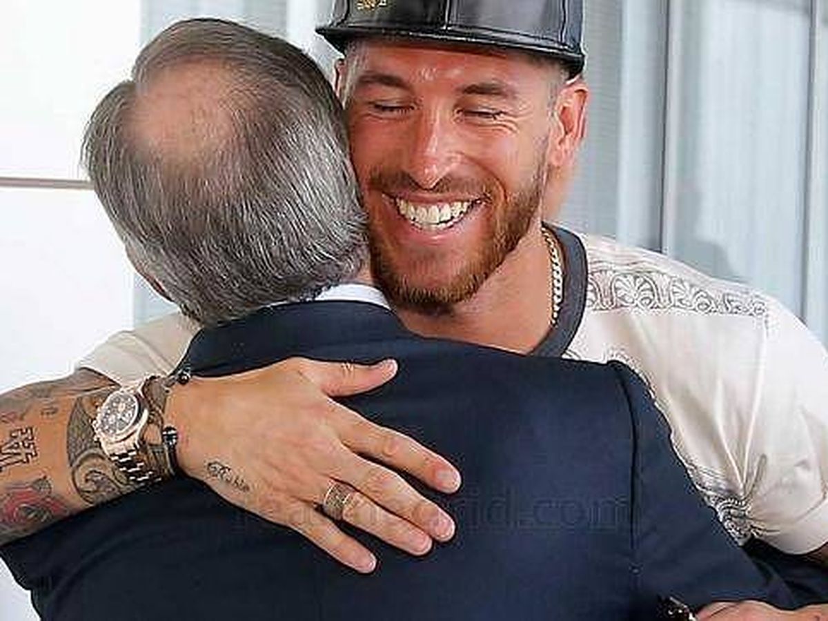 Foto: Sergio Ramos, capitán del Real Madrid, abraza al presidente del club, Florentino Pérez.  Pérez