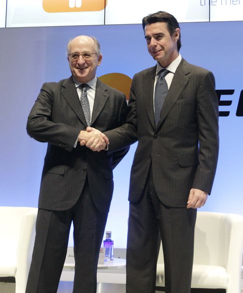 Foto: El presidente de Repsol, Antonio Brufau (i) y el ministro de Industria,  José Manuel Soria, se saludan. (EFE)