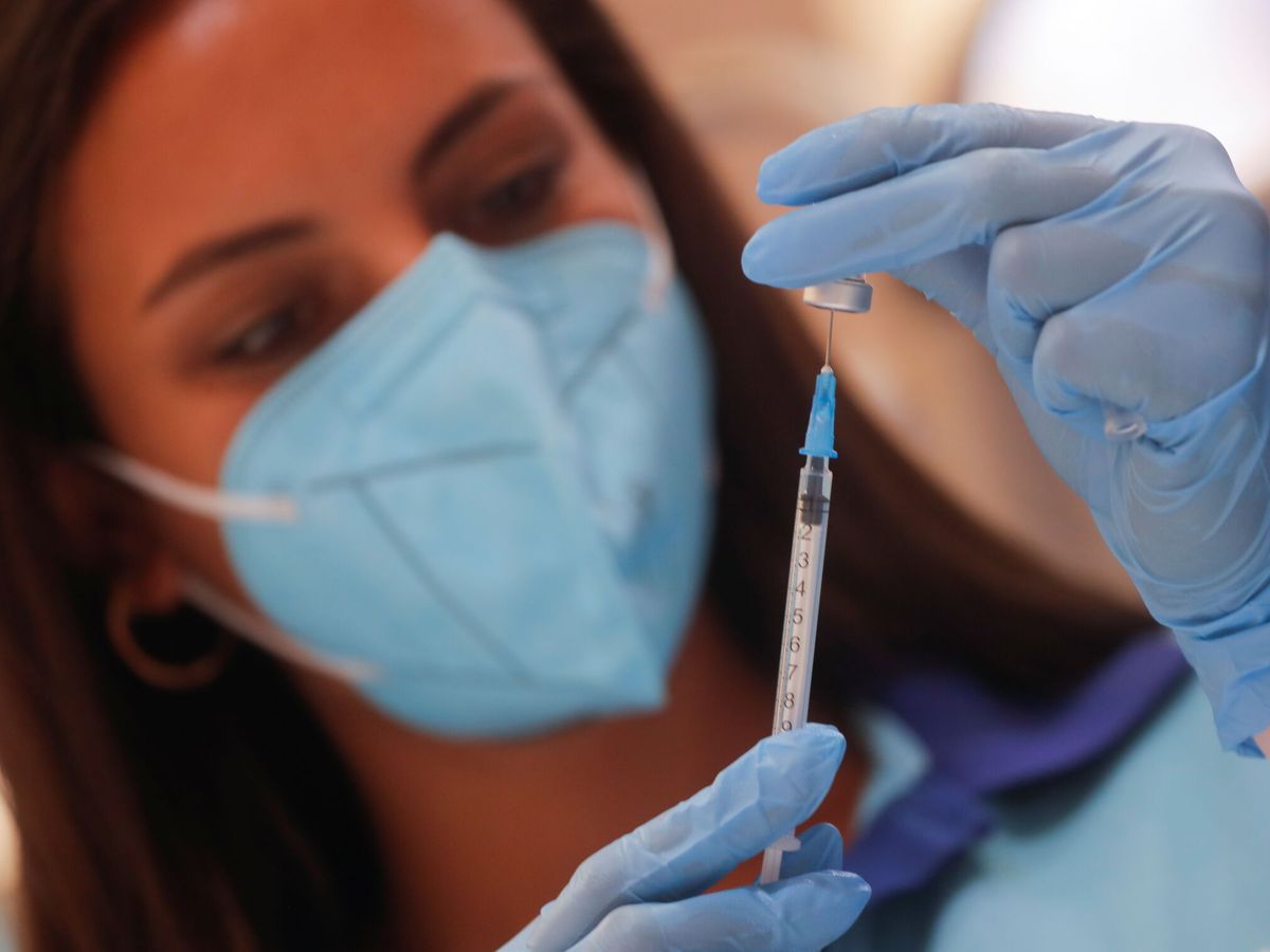 Foto: Una enfermera administra la vacuna del covid-19. (Reuters) 