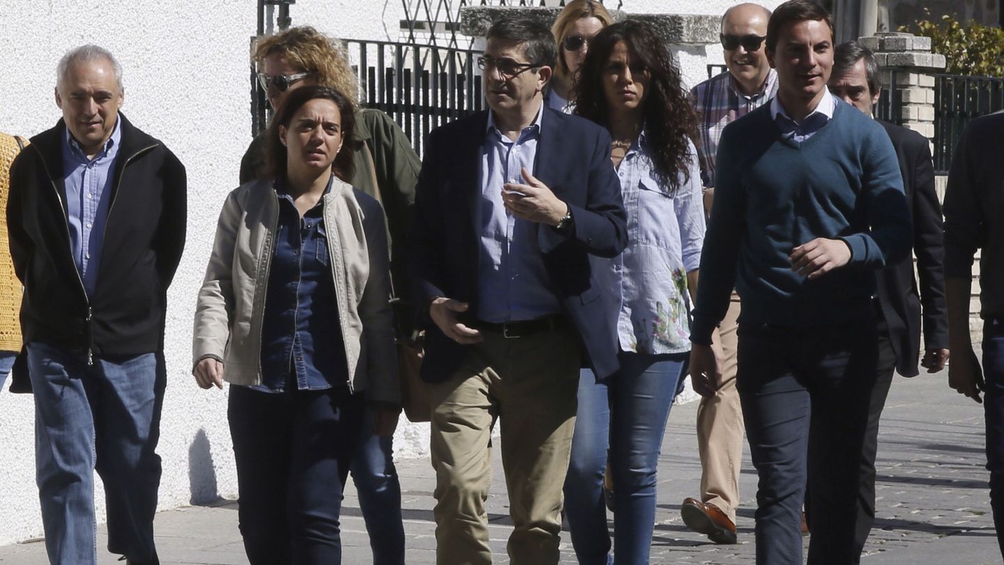 Rafa Simancas, Carlota Merchán, Sara Hernández, Patxi López, Mónica Carazo y Juan Lobato, el pasado 9 de abril en Soto del Real. (EFE)