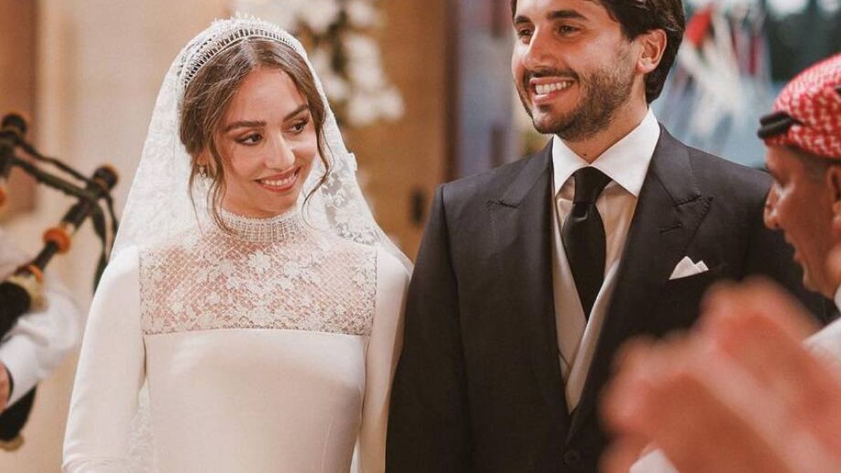 El look nupcial de Iman de Jordania: un delicado vestido de novia y una nueva tiara