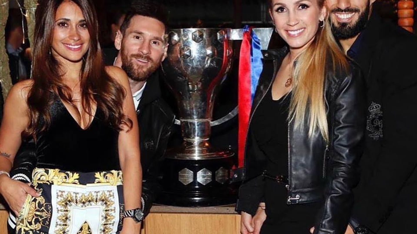 Messi y Suárez con sus parejas, en una fiesta del Barça en Bluespot. (Cortesía)
