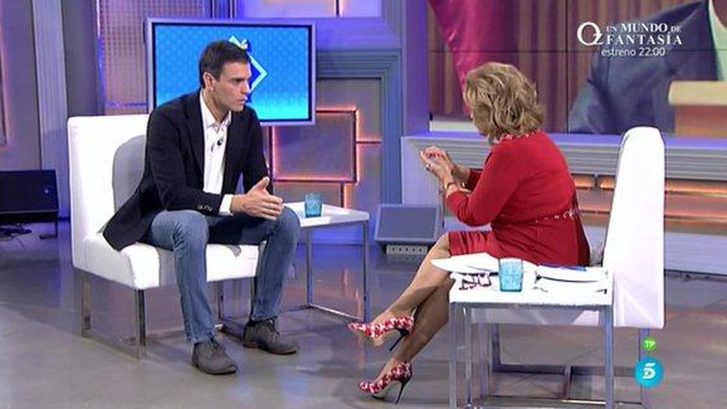Pedro Sánchez y María Teresa Campos, durante la entrevista en 'Qué tiempo tan feliz'. (Cortesía Mediaset)