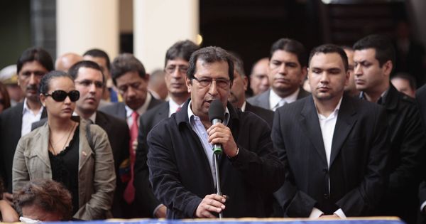 Foto: Adán Chávez durante el funeral de su hermano en Caracas, en marzo de 2013. (Reuters)