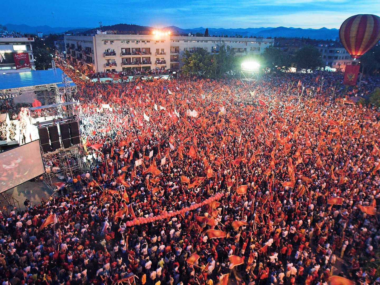 Partidarios de la independencia de Montenegro durante un mitin en Podgorica en 2006. (Reuters)