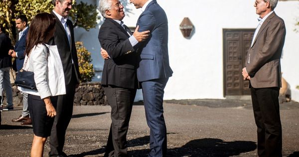 Foto: Pedro Sánchez saluda al primer ministro portugués, António Costa, este 6 de octubre en Taro de Tahíche, Lanzarote. (EFE)