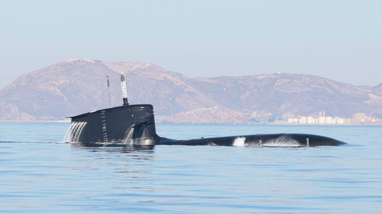 Foto: Maniobras del submarino S-81 antes de su entrega a la Armada. (Europa Press/Armada)