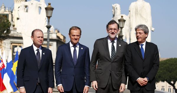 Foto: El presidente de España, Mariano Rajoy, junto a sus homólogos de Malta, Joseph Muscat (i), e Italia, Paolo Gentiloni (d), y el presidente del Consejo Europeo, Donald Tusk (c). (Reuters)
