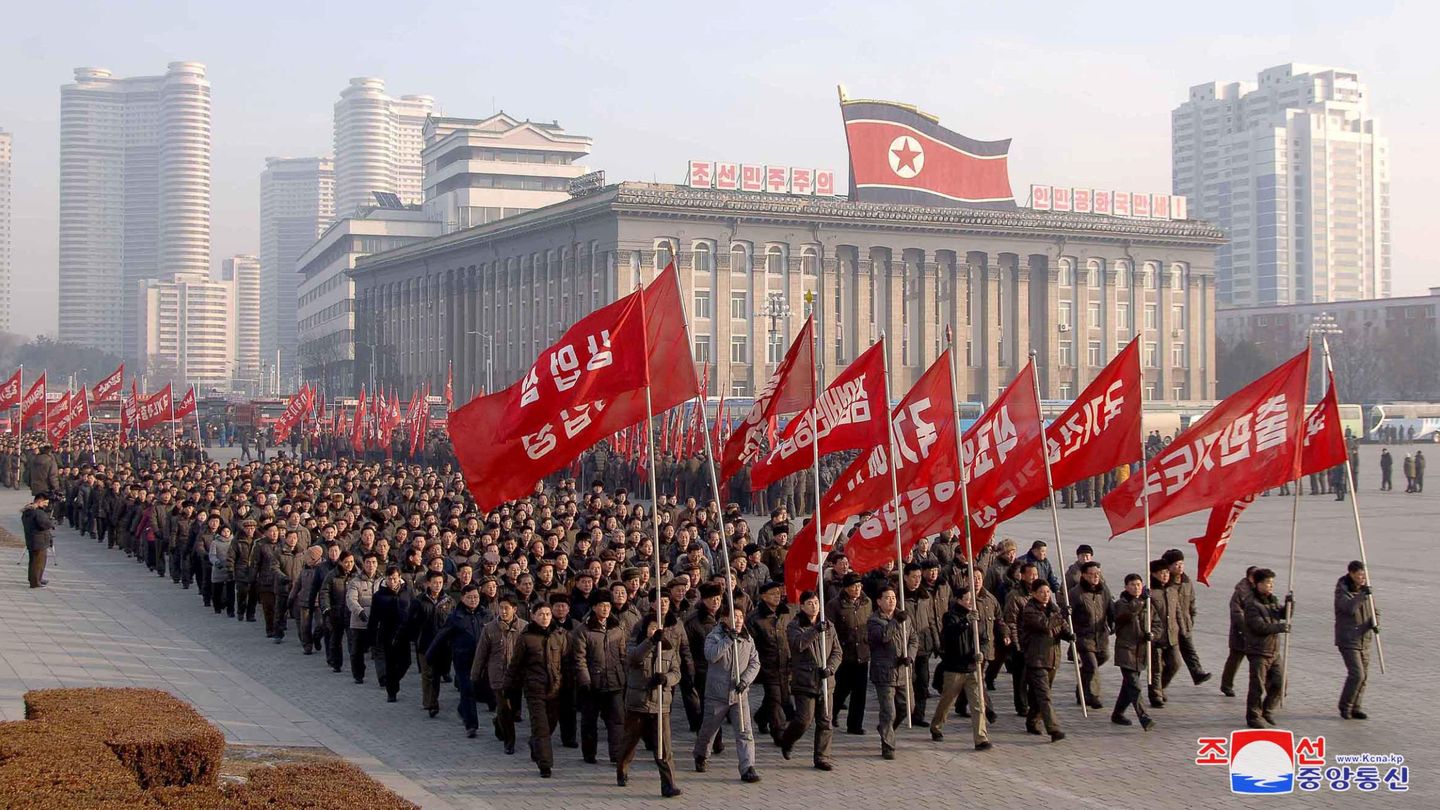 Funcionarios norcoreanos camino de un acto laboral en el campo, el 5 de enero de 2018. (Reuters)