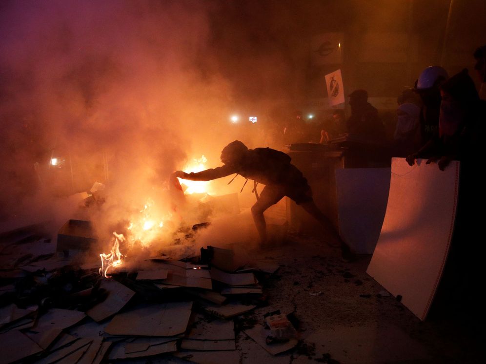 Foto: Un manifestante monta una barricada. (Reuters)