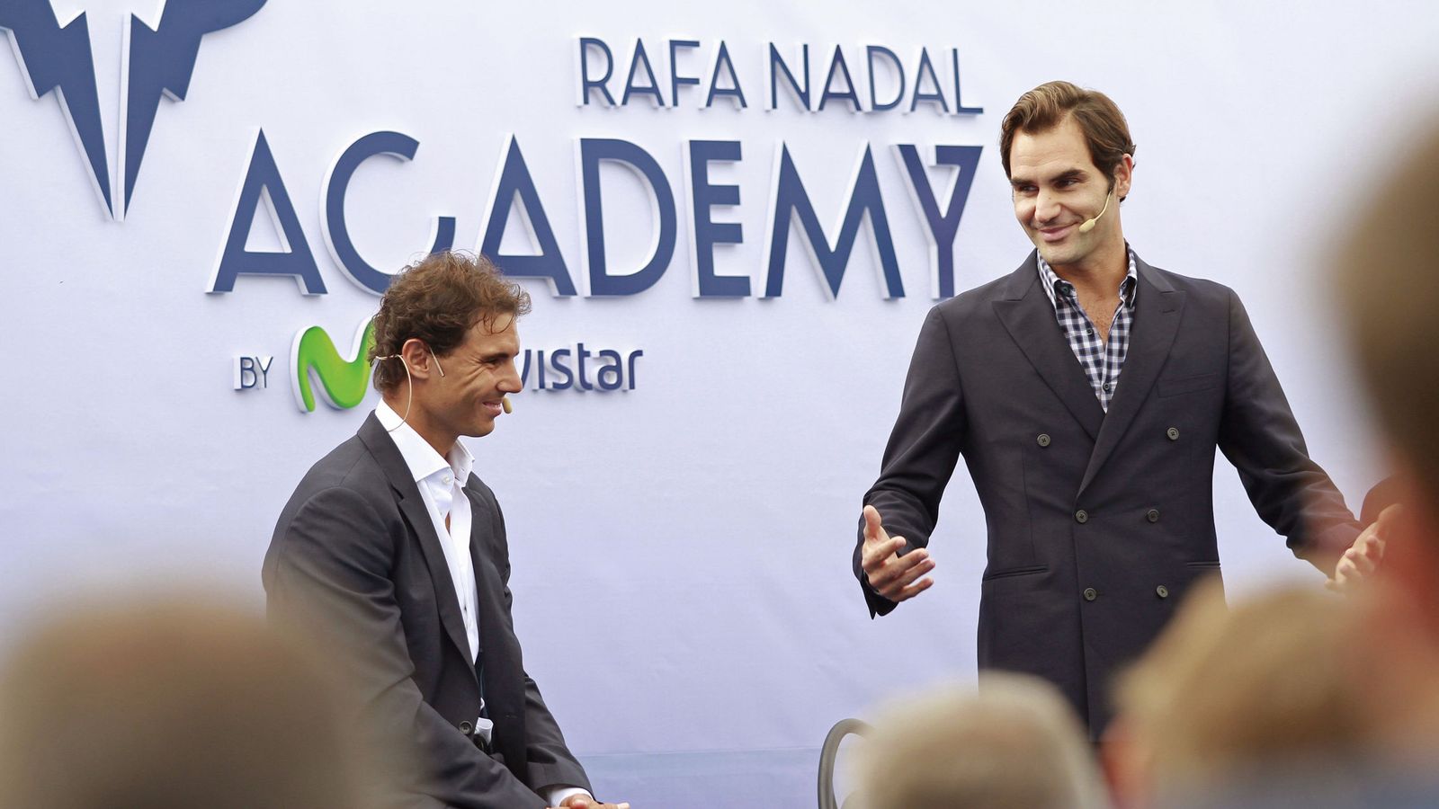 Foto: Rafa Nadal, junto a Roger Federer, durante la inauguración de la Academia del primero (EFE)