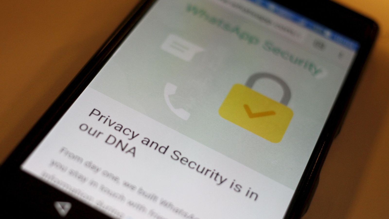 Foto: Un mensaje de seguridad de la aplicación de mensajería WhatsApp. (Reuters)