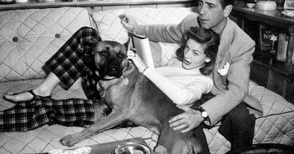 Foto: Bacall y Bogart con su perro. (Reuters)