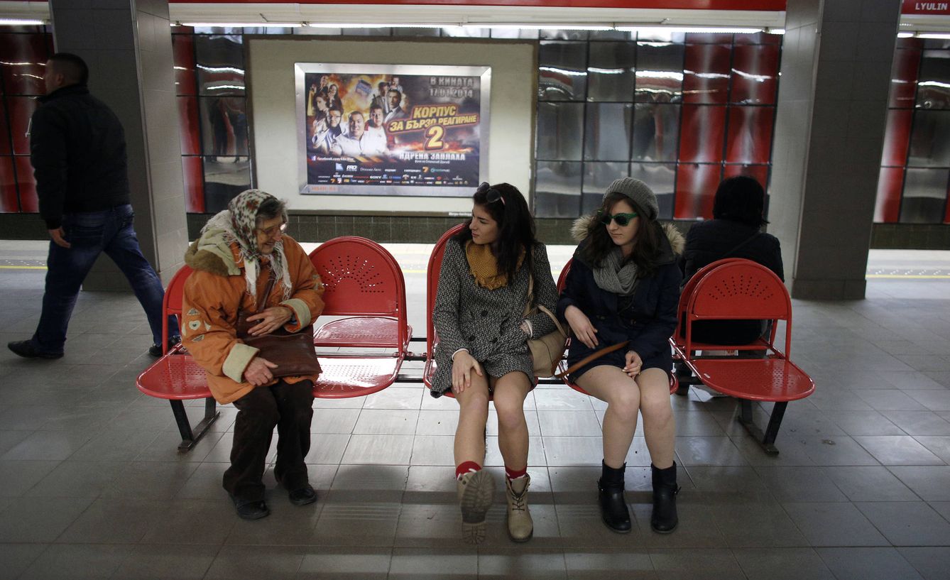Dos jóvenes charlan con una mujer en el metro de Sofía, en enero de 2014. (Reuters)