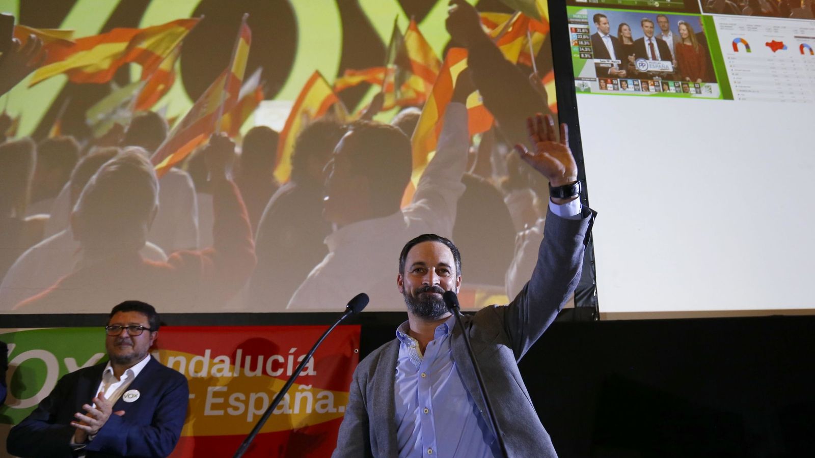Foto: Santiago Abascal, junto al candidato de Vox en Andalucía, Francisco Serrano, durante la celebración de resultados en Sevilla, el 2 de diciembre de 2018. (Reuters)