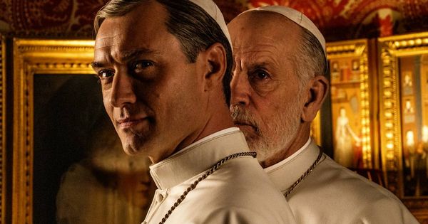 Foto: Jude Law y John Malkovich en 'The New Pope'. (Gianni Fiorito)