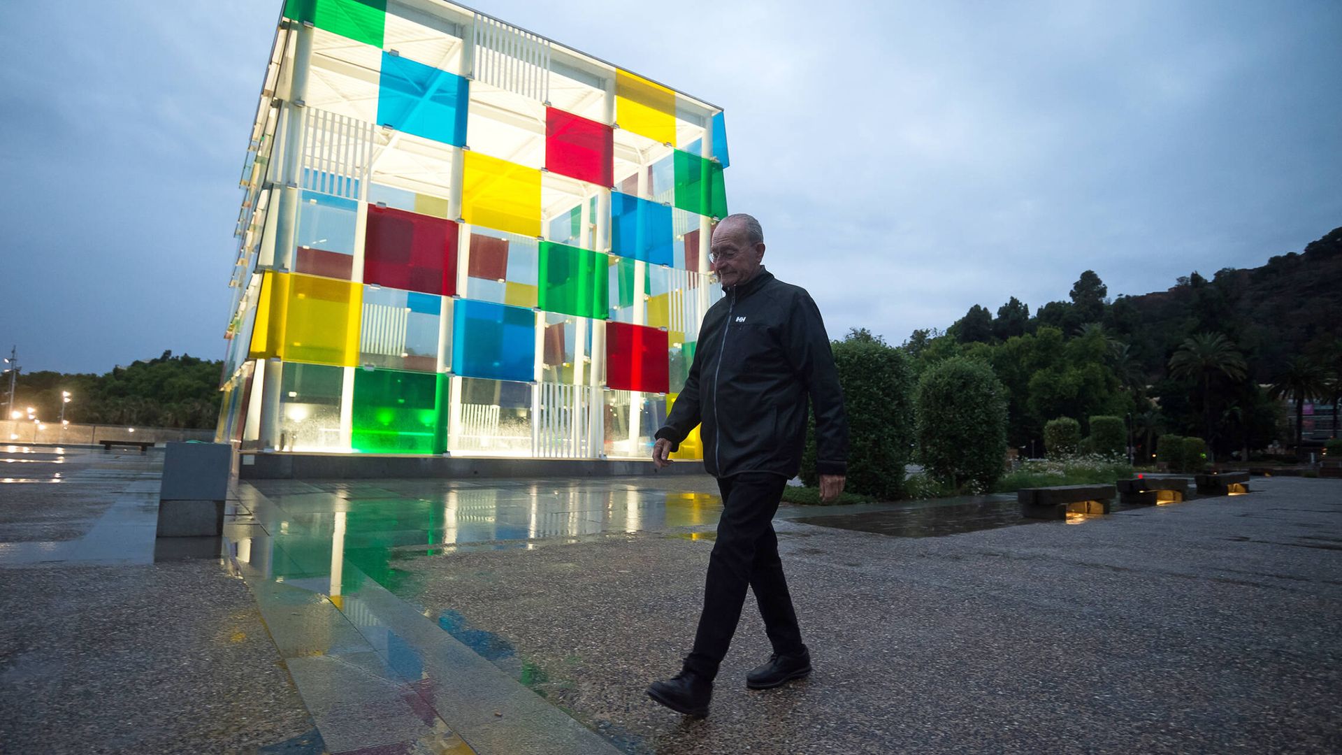 Francisco de la Torre pasa frente al 'cubo de rubik' del Museo Pompidou. (J. M.)