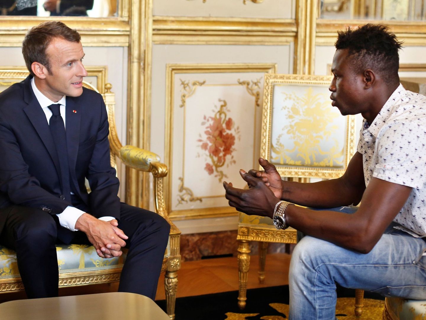 Emmanuel Macron recibe a Mamoudou Gassama en el Palacio del Elíseo en París. (EFE)