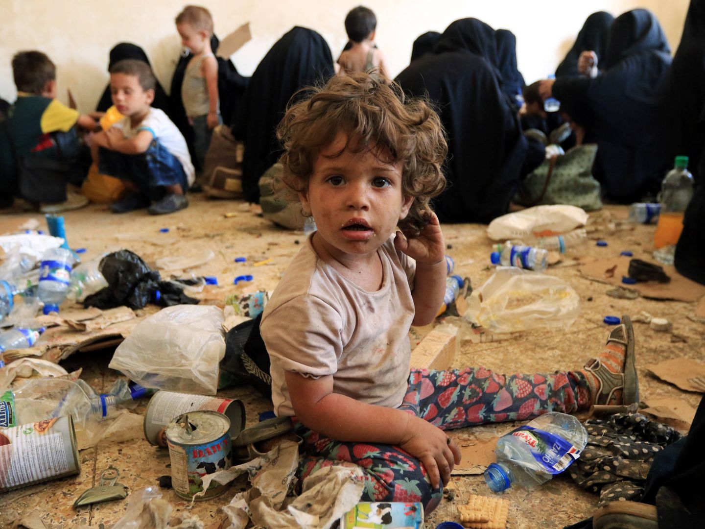 Niños de familias de militantes de Daesh que se rindieron a los pershmega en Al Ayadiya, en Irak. (Reuters)