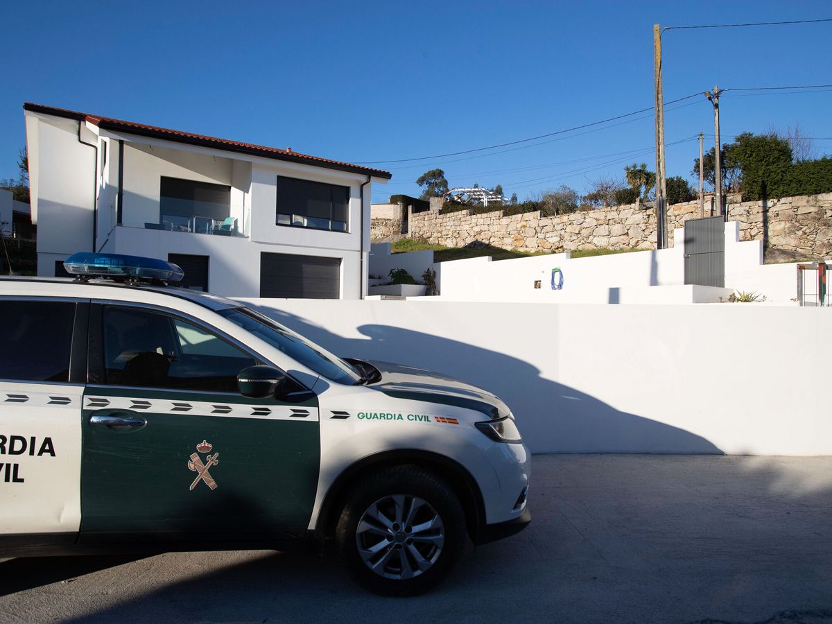 Foto: Un vehículo de la Guardia Civil en la vivienda del barrio residencial de Percibilleira. (EFE/Salvador Sas)